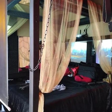 La Interdite Chez Loveroomtoulon, Parking Et Wifi Gratuits