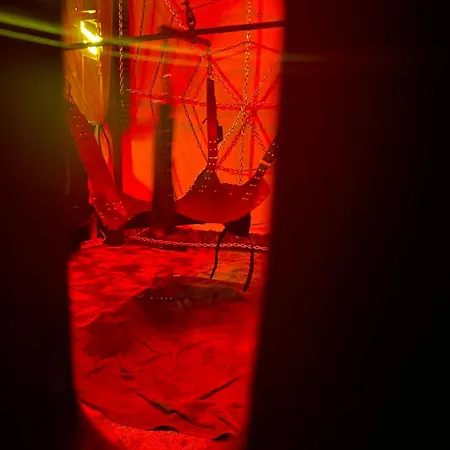 La Interdite Chez Loveroomtoulon, Parking Et Wifi Gratuits