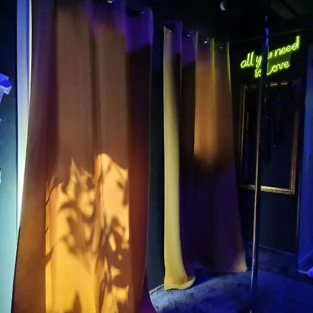 La Interdite Chez Loveroomtoulon, Parking Et Wifi Gratuits * Tolón