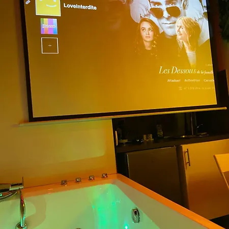 La Interdite Chez Loveroomtoulon, Parking Et Wifi Gratuits Apartamento